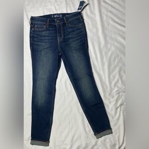 NWT Size 3S Hollister skinny jean with stitched detail on pocket